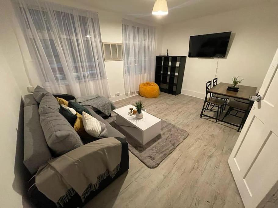 Spacious 2 Bedroom On Tower Bridge Лондон Екстериор снимка