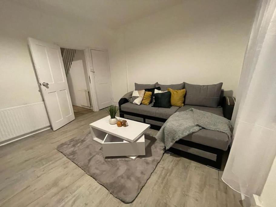Spacious 2 Bedroom On Tower Bridge Лондон Екстериор снимка