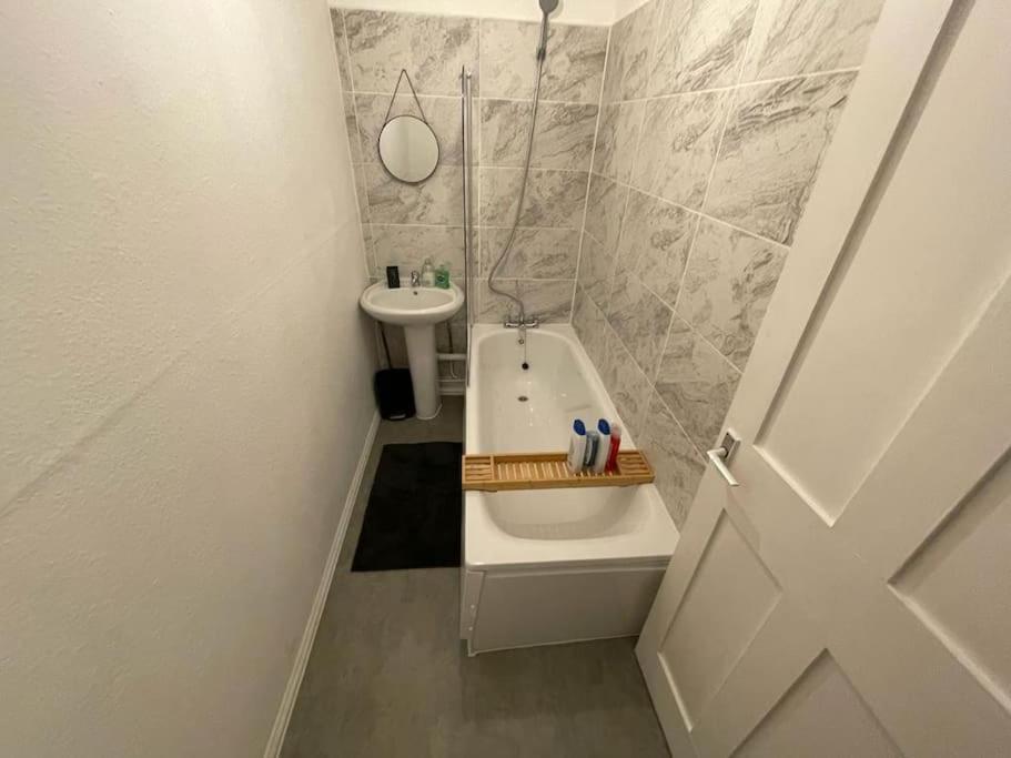 Spacious 2 Bedroom On Tower Bridge Лондон Екстериор снимка