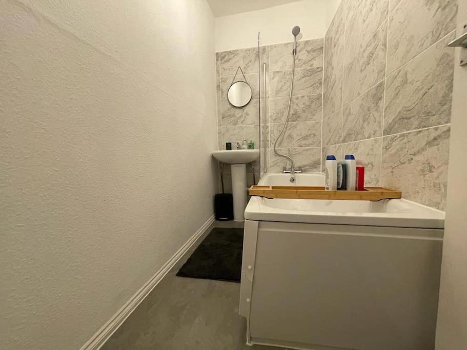 Spacious 2 Bedroom On Tower Bridge Лондон Екстериор снимка