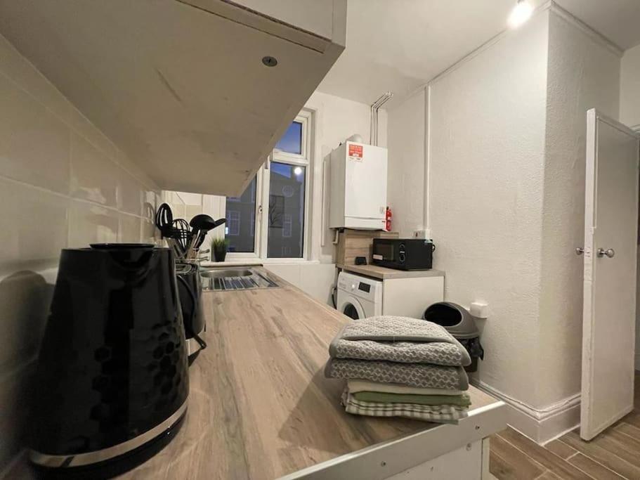 Spacious 2 Bedroom On Tower Bridge Лондон Екстериор снимка