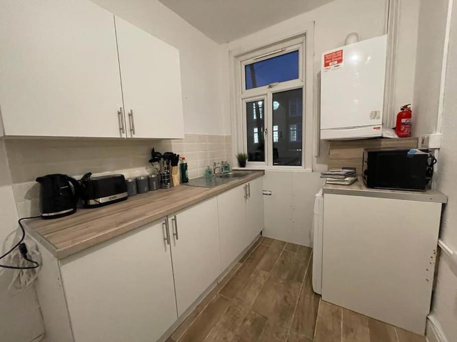 Spacious 2 Bedroom On Tower Bridge Лондон Екстериор снимка