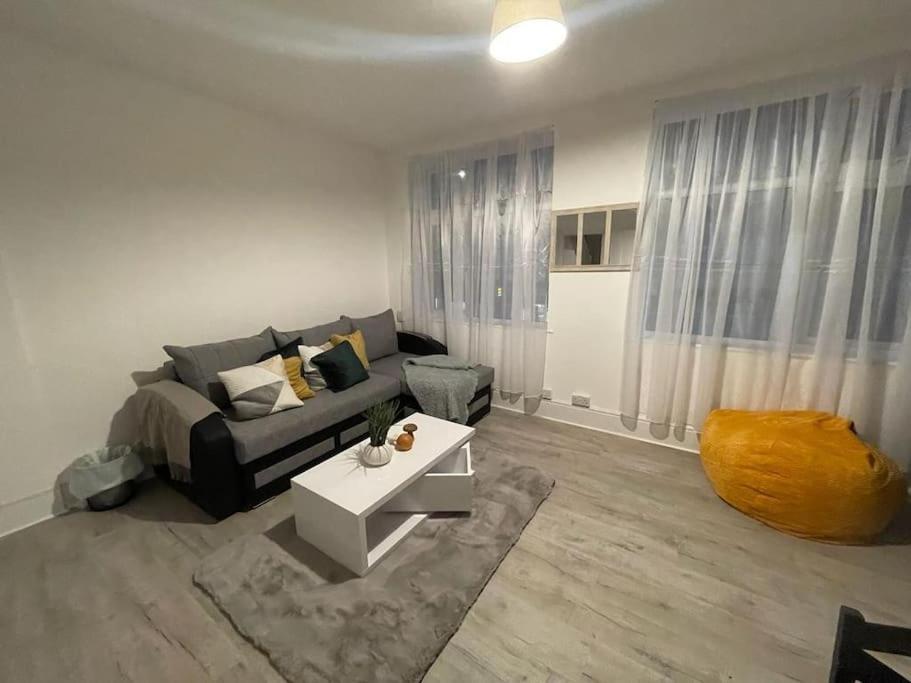Spacious 2 Bedroom On Tower Bridge Лондон Екстериор снимка